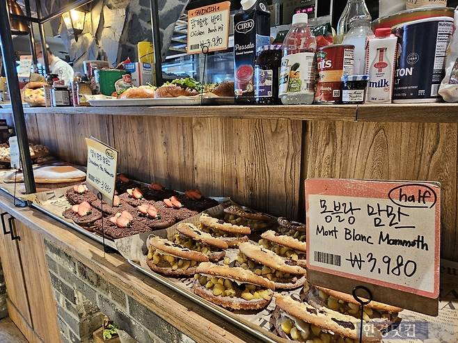 20일 오전 10시경 서울 종로구 'ETF 베이커리'에서 단품 빵들이 4000원 이하로 판매되고 있다. /사진=박수빈 기자