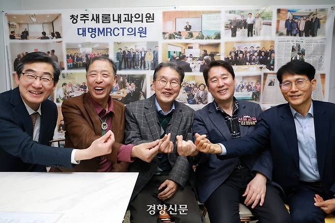 사단법인 더불어사는사람들 운영진들이 지난 16일 서울 종로구 사학회관에서 경향신문과 인터뷰에 앞서 포즈를 취하고 있다. 왼쪽부터 연규홍(한신대 전 총장) 교수자문단 위원, 이창호 대표, 이상오(연세대 전 명예교수) 이사, 김영배(예원예술대학교 부총장) 이사, 강영종 부이사장. 정지윤 선임기자