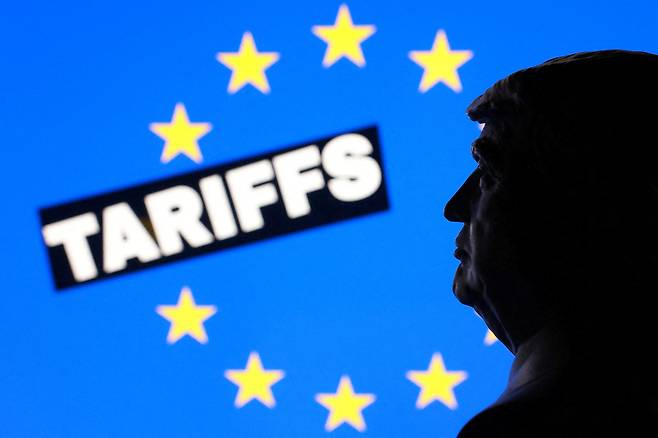 도널드 트럼프 미국 대통령과 유럽연합(깃발)을 합성한 일러스트. 로이터연합뉴스