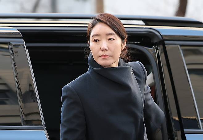 강선우 의원이 20일 서울 마포구 서울경찰청 공공범죄수사대에 피의자 신분으로 출석하고 있다.  연합뉴스