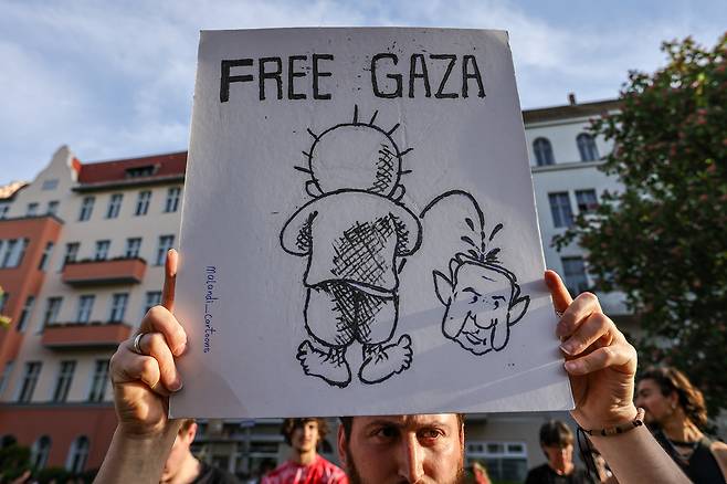 팔레스타인의 만화 캐릭터 ‘한달라’. 어린아이가 뒷짐을 지고 있는 모습으로 팔레스타인인들의 고난과 투쟁을 상징한다. Gettyimages/이매진스