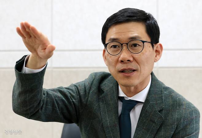 백우열 연세대 정치외교학과 교수가 지난 8일 서울 정동 경향신문사에서 <피크 코리아> 출간 인터뷰를 하며 “피크를 인정하지 않는 사회가 가장 위험하다”고 말했다.  서성일 선임기자