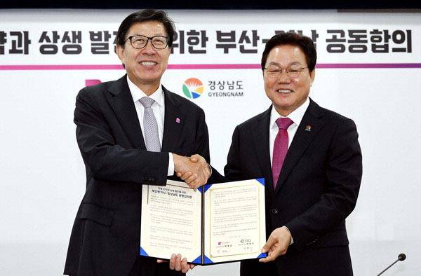 박형준 부산시장(왼쪽)과 박완수 경남도지사가 지난 17일 오전 부산시청에서 행정통합을 비롯한 지역 공동 현안과 관련한 공동합의문에 서명하고 나서 악수하고 있다. 김동하기자