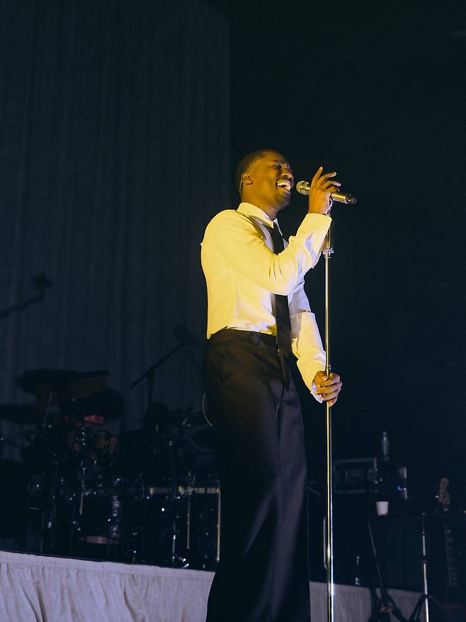 Giveon performs at Myunghwa Live Hall in Yeongdeungpo-gu, western Seoul as part of his "Dear Beloved" global tour, Sunday. (Live Nation Korea)
