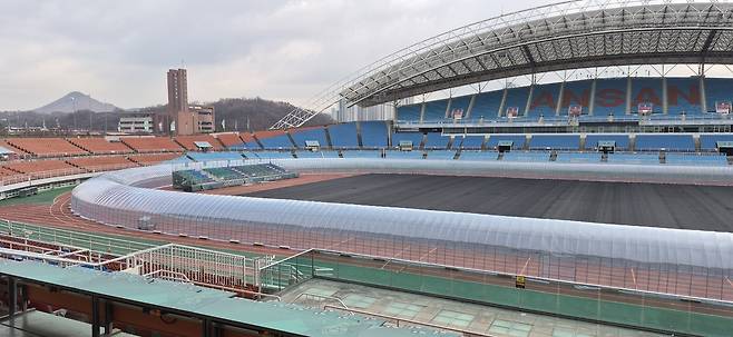 A plastic covering is set up over the public athletic track at Ansan Wa Stadium in Gyeonggi Province. (Ansan Urban Corp.)