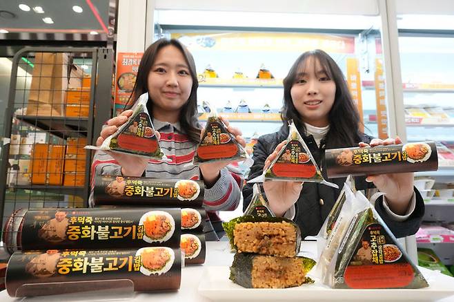 Seven-Eleven's Chinese-style ready meals created with Chef Hu Deok-juk (Seven-Eleven)