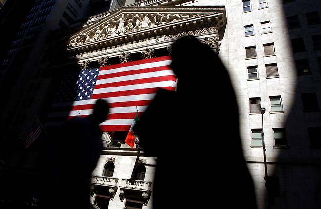 This file photo from 2008 shows the New York Stock Exchange building as people pass by on the street. (Reuters-Yonhap)