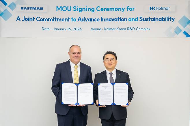 Han Sang-keun (right), vice president of Kolmar Korea’s R&D lab, and Travis Smith, executive vice president of Eastman, pose for a photo at a signing ceremony at Kolmar Korea R&D Complex in Seoul on Friday. (Kolmar Korea)