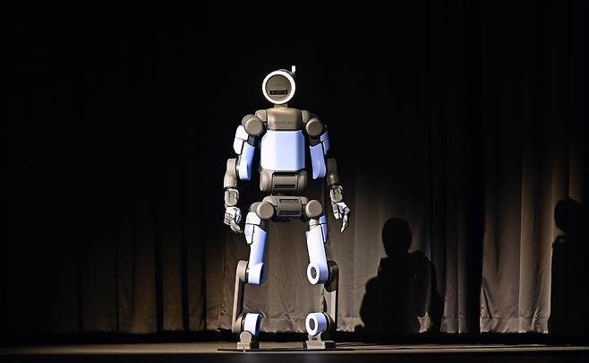 The next-generation electric Atlas product model from Boston Dynamics is unveiled during Hyundai Motor Group’s media day at CES 2026 at the Mandalay Bay Convention Center in Las Vegas on Jan. 5. (Newsis)
