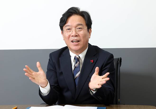 Kim Young-hoon, the minister of employment and labor, speaks in an interview with the JoongAng Ilbo at the Government Complex Seoul on Jan. 14. [KANG JUNG-HYUN]