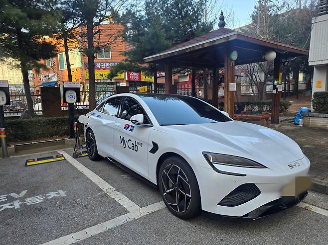 Pictured is a Seal, a midsize electric sedan by Chinese automaker BYD, which 19-year veteran private taxi driver Lee Gwang-jae purchased in August 2025. [LEE SU-JEONG]