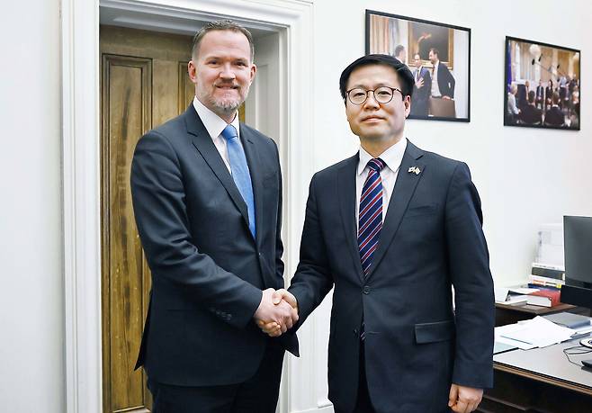Trade Minister Yeo Han-koo, right, shakes hands with U.S. Trade Representative Jamieson Greer at the United States Trade Representative building in Washington on Jan. 13. [NEWS1]