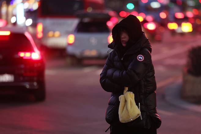 A pedestrian crosses the Gwanghwamun intersection in central Seoul on Jan. 19. [YONHAP]