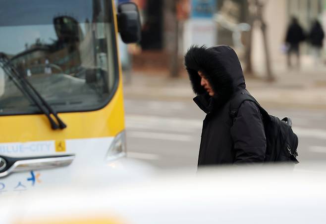 A pedestrian crosses a street in Seo District, Gwangju, on Jan. 20. [YONHAP]
