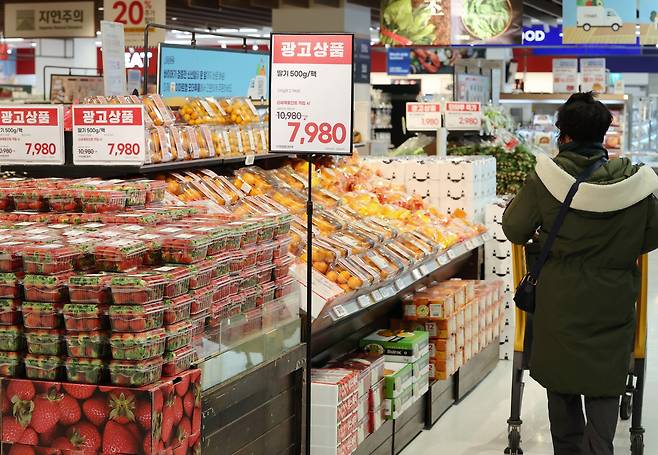 Shoppers browse for groceries at a supermarket in Seoul on Jan. 20. [YONHAP]