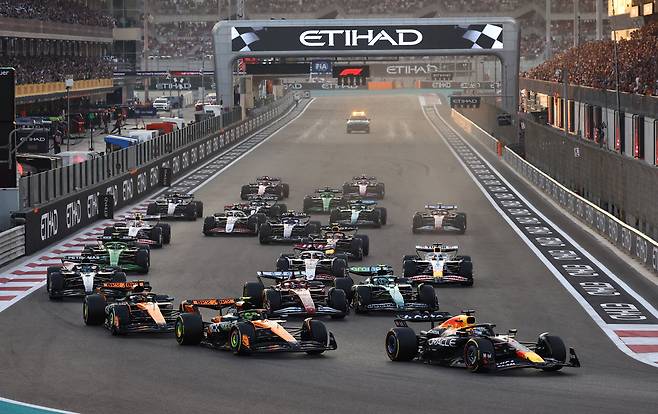 Red Bull's Max Verstappen leads into the first corner at the start of the race ahead of McLaren's Lando Norris at the Abu Dhabi Grand Prix in Abu Dhabi, the United Arab Emirates, on Dec. 7, 2025. [REUTERS/YONHAP]