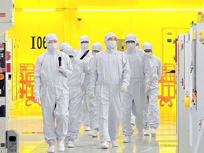 Samsung Electronics Executive Chairman Lee Jae-yong, center, is seen visiting the company's semiconductor R&C centers in Giheung, Gyeonggi on Dec. 22, 2025. [SAMSUNG ELECTRONICS]