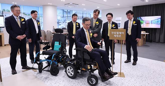 KB Life Insurance CEO Jung Moon-chul tours the Age Tech Lab with attendees ahead of the opening ceremony of the KB Golden Life Flagship Center at KB Life Tower in Yeoksam, Gangnam District, southern Seoul, on Jan. 20. The new center offers one-stop comprehensive life consulting services spanning insurance, asset management, senior care and support. [NEWS1]