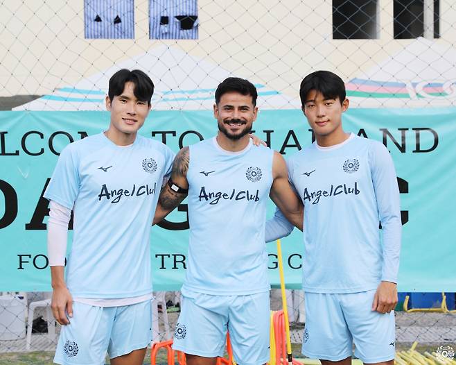 (왼쪽부터) 한국영, 세징야, 김상산이 대구FC의 주장단으로 선임된 후 기념사진을 찍고 있다. 대구FC 제공