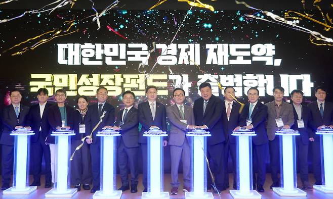 지난달 11일 서울 여의도 산업은행에서 열린 국민성장펀드 출범식에서 이억원 금융위원장과 박현주 미래에셋 회장, 서정진 셀트리온 회장, 박상진 한국산업은행 회장 등이 기념 세리머니를 하고 있다. 연합뉴스