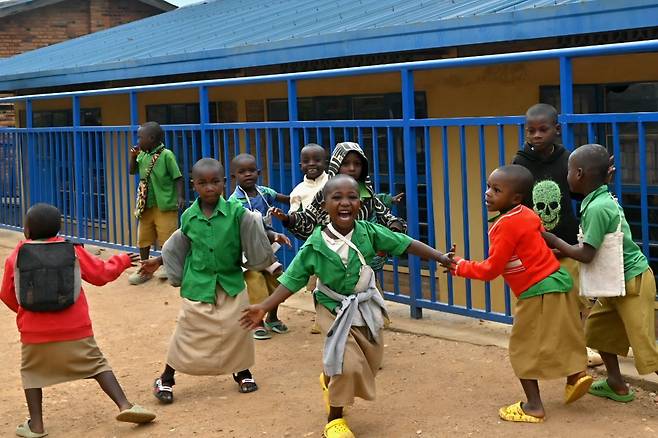르완다 룻지로 지역 G.S 루고테 학교 아이들이 뛰어다니면서 환하게 웃고 있다.