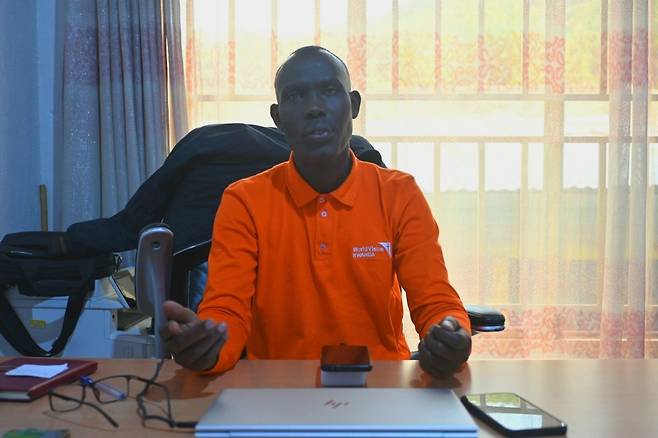 아론이 14일(현지시간) 르완다 룻지로 지역 AP사무소에서 국민일보와 인터뷰 하고 있다.