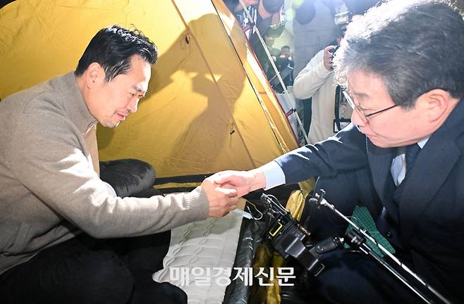 ‘단식 엿새째’ 국민의힘 장동혁 대표 찾은 유승민 전 의원
 더불어민주당에 통일교·공천헌금 ‘쌍특검’ 수용을 요구하며 엿새째 단식 농성 중인 국민의힘 장동혁 대표가 20일 국회 로텐더홀 단식 농성장을 찾은 유승민 전 의원과 대화하고 있다. 김재훈기자