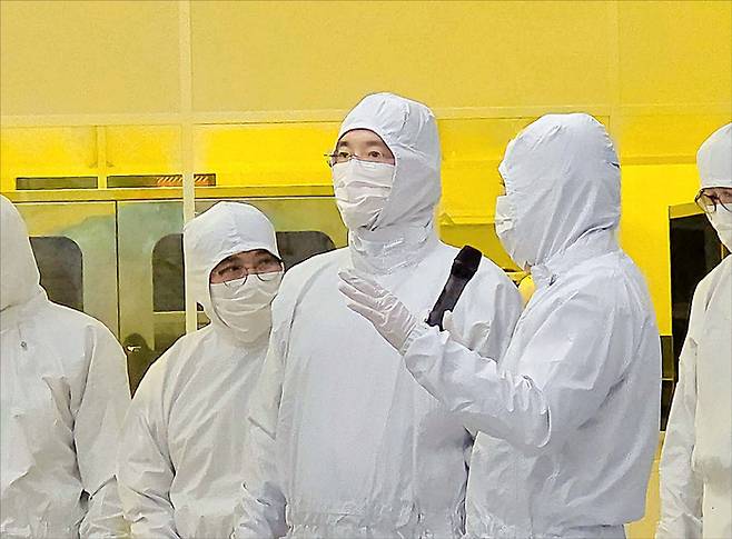 이재용 삼성전자 회장이 지난해 12월 22일 삼성전자 기흥캠퍼스 내 첨단 복합 반도체 연구개발(R&D) 센터인 NRD-K 클린룸 시설을 살펴보고 있다. (삼성전자 제공)