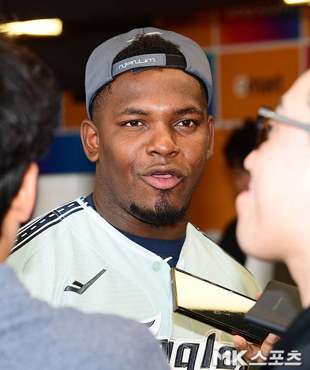 ‘2024 KBO 올스타전’이 2024년 7월 6일 오후 인천 SSG랜더스 필드에서 열린다. 인천서 프로야구 올스타전이 열리는 것은 2008년 이후 16년 만이다. 경기에 앞서 나눔올스타 페라자가 취재진들과 인터뷰를 갖고 있다. 사진=김영구 기자