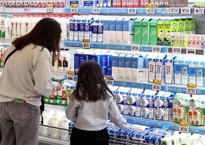 (서울=뉴스1) 구윤성 기자 = 1일 오후 서울의 한 대형마트를 찾은 시민들이 우유를 고르고 있다.  2026.1.1/뉴스1  Copyright (C) 뉴스1. All rights reserved. 무단 전재 및 재배포,  AI학습 이용 금지. /사진=(서울=뉴스1) 구윤성 기자