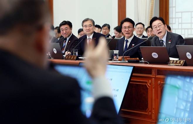 [서울=뉴시스] 고범준 기자 = 이재명 대통령이 20일 청와대에서 열린 국무회의에서 위성락 안보실장 발언을 듣고 있다. 2026.01.20. bjko@newsis.com /사진=고범준