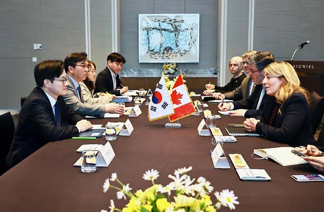 김정관 산업통상부 장관(왼쪽 맨 앞)이 지난해 11월 서울에서 멜라니 졸리 캐나다 산업부 장관(오른쪽 맨 앞)과 면담을 하고 있는 모습. /사진=산업통상부