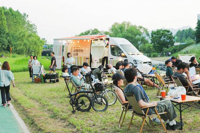 서울 서초구의 ‘여행하는서재’. 서초구청 제공