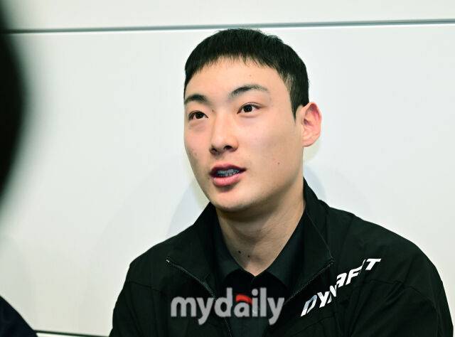 SSG 랜더스 최지훈이 19일 인천국제공항을 통해 2026시즌 1차 스프링 캠프 참석 차 미국 플로리다로 출국했다. 최지훈이 출국 전 인터뷰를 하고 있다./인천공항 = 한혁승 기자