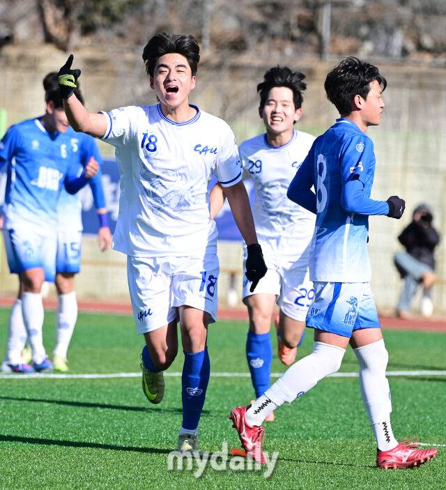 2026년 1월 20일 오후 경상북도 김천대학교 대운동장에서 스포츠 중심도시 김천 '제22회 1.2학년 대학축구대회' 준결승, 단국대학교와 중앙대학교의 경기가 열렸다.중앙대학교 김수민이 후반전 추가골을 넣은 뒤 기뻐하고 있다./유진형 기자