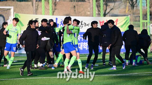 2026년 1월 20일 오후 경상북도 김천대학교 대운동장에서 스포츠 중심도시 김천 '제22회 1.2학년 대학축구대회' 준결승, 성지대학교와 용인대학교의 경기가 열렸다.성지대학교가 승부차기 끝에 승리한 뒤 기뻐하고 있다./사진=유진형 기자