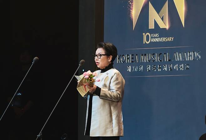 지난 19일 세종문화회관 대극장에서 열린 ‘제10회 한국뮤지컬어워즈’에서 CJ문화재단이 공로상을 수상했다. 사진은 민희경 CJ사회공헌추진단장이 소감을 말하는 모습. [한국뮤지컬어워즈협회 제공]