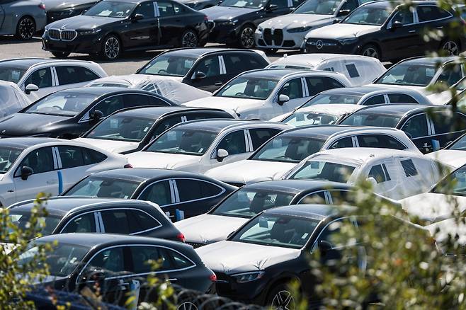 지난해 8월 독일 브레머하펜의 자동차 터미널에 독일 자동차 제조업체 메르세데스와 BMW의 차량들이 주차돼 있다. [게티이미지]