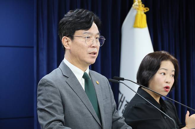 김영훈 고용노동부 장관이 29일 서울 종로구 정부서울청사에서 노동조합 및 노동관계조정법 개정안(노란봉투법) 관련 브리핑을 하고 있다. [연합]