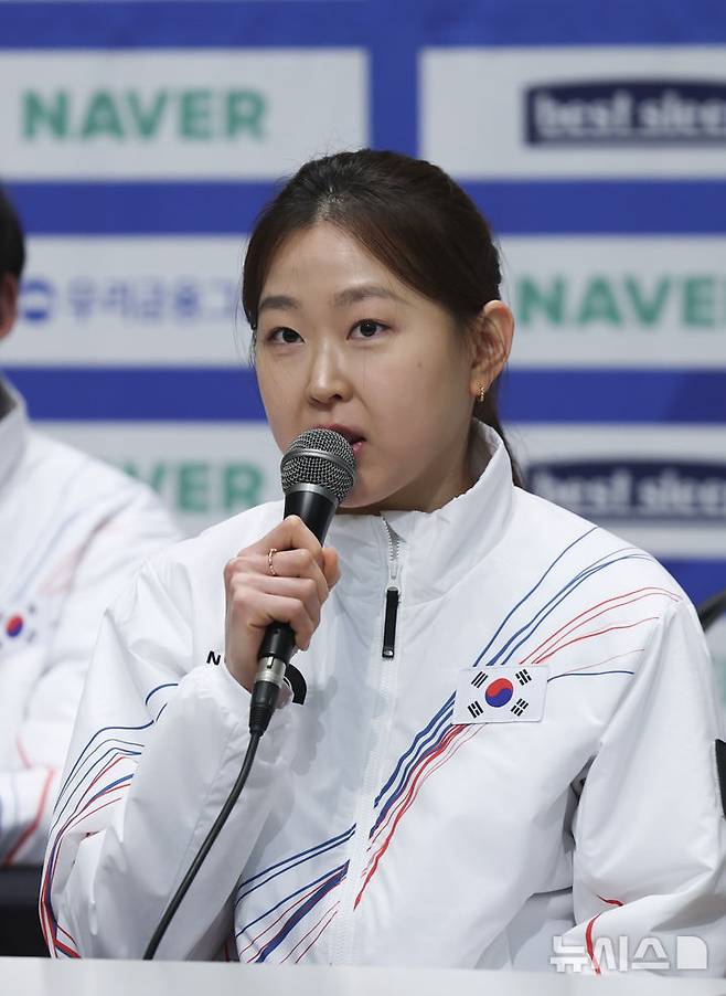 [진천=뉴시스] 김근수 기자 = 스피드스케이팅 국가대표 김민선이 7일 충북 진천 국가대표선수촌에서 열린 밀라노코르티나 동계올림픽 D-30 미디어데이에서 취재진 질문에 답하고 있다. 2026.01.07. ks@newsis.com