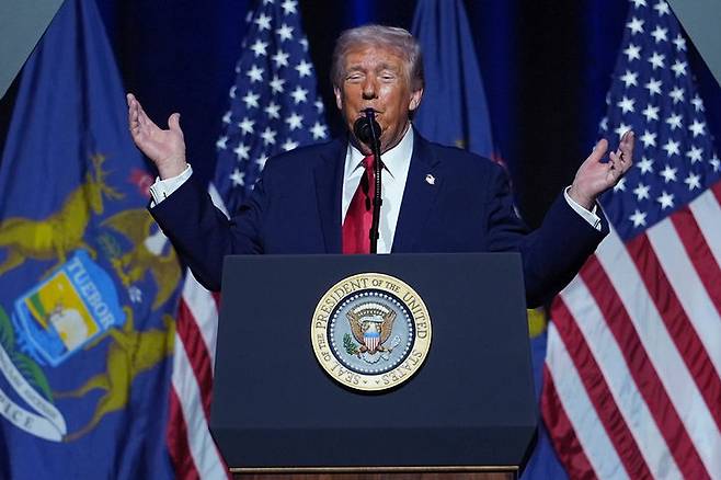 [디트로이트=AP/뉴시스] 미국의 관세 비용 대부분을 미국인이 부담하고 있다는 새로운 연구 결과가 나왔다. 사진은 도널드 트럼프 미국 대통령. 2026.01.20.