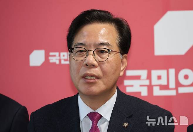 [서울=뉴시스] 김금보 기자 = 송언석 국민의힘 원내대표가 20일 오후 서울 여의도 국회에서 백브리핑을 열고 발언을 하고 있다. 2026.01.20. kgb@newsis.com