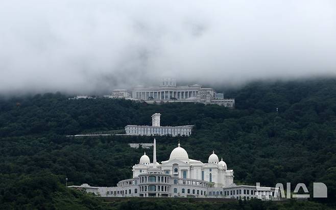 [가평=뉴시스] 배훈식 기자 =경기 가평군 통일교 천원궁(아래부터), 천승전, 천정궁박물관 모습. 2025.07.18. dahora83@newsis.com