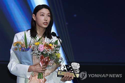 지난해 프로배구 도드람 2024-2025 V리그 시상식에서 여자부 20주년 역대 베스트 7에 선정된 흥국생명 아웃사이드 히터 김연경이 소감을 밝히고 있는 모습. [사진 제공 연합뉴스]