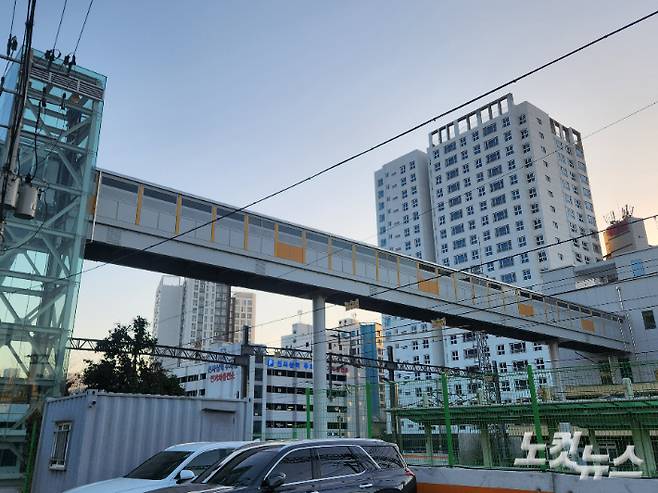 부산 사상구 괘내마을과 사상역을 잇는 경부선 횡단육교가 다 지어진 모습. 정혜린 기자