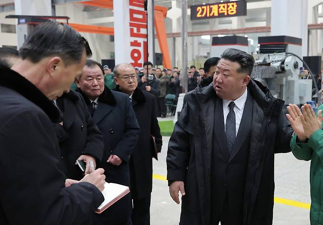 김정은 북한 국무위원장이 북한의 룡성기계연합기업소 1단계 개건현대화대상 준공식에 참석했다. 연합뉴스