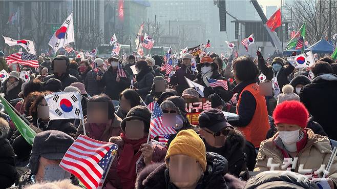 17일 오전 11시 30분부터 사랑제일교회 목사 전광훈씨가 구속된 가운데 전씨가 이끌던 대한민국바로세우기국민운동본부(대국본)가 서울 종로구 광화문 동화면세점 앞에서 집회를 개최했다. 김수진 기자