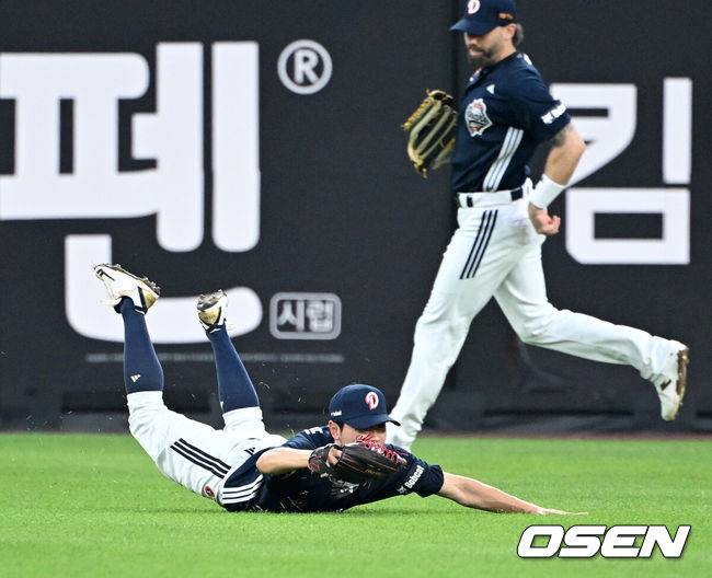 [OSEN=대전, 이대선 기자] 20일 오후 대전 한화생명볼파크에서 2025 신한 SOL Bank KBO리그 한화 이글스와 두산 베어스의 경기가 열렸다.한화는 조동욱, 두산은 곽빈을 선발로 내세웠다.2회말 1사에서 두산 정수빈이 한화 김인환의 타구를 잡고 있다. 2025.08.20 /sunday@osen.co.kr