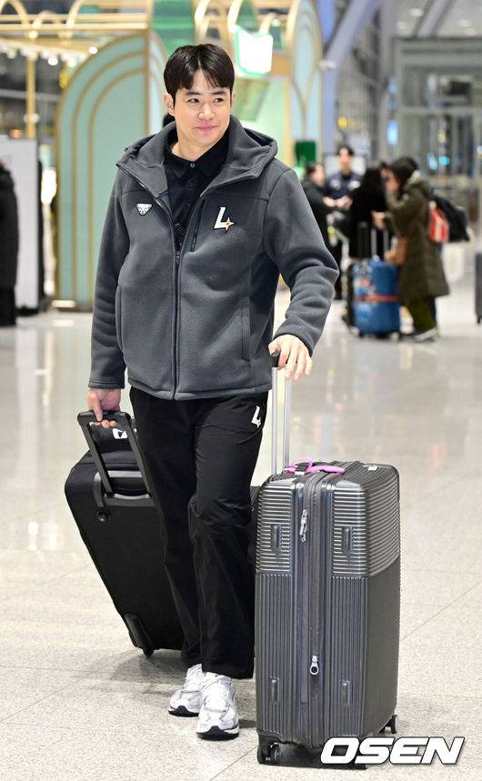 [OSEN=인천공항, 최규한 기자] 프로야구 SSG 랜더스 스프링캠프 선발대가 19일 오전 인천공항을 통해 미국 플로리다로 출국했다.SSG는 2026 시즌을 준비하기 위해 미국 플로리다주 베로비치에서 1차 스프링캠프를 펼친다.SSG 김재환이 출국장에 들어서고 있다. 2026.01.19 / dreamer@osen.co.kr