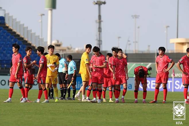 20일(한국시간) 사우디아라비아 제다의 킹 압둘라 스포츠 시티 홀 스타디움에서 열린 2026 아시아축구연맹(AFC) 23세 이하(U-23) 아시안컵 한국과 일본의 4강전에서 0-1로 패배한 한국 선수들이 아쉬워하고 있다. 대한축구협회(KFA) 제공